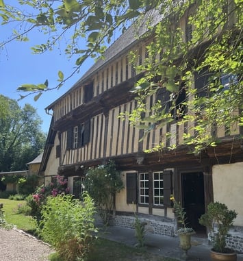 Découverte d'un manoir du XVe siècle en pans de bois et torchis en Picardie Verte