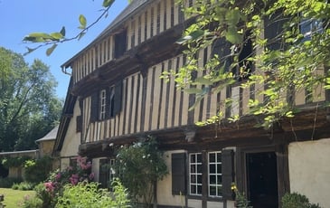 Découverte d'un manoir du XVe siècle en pans de bois et torchis en Picardie Verte