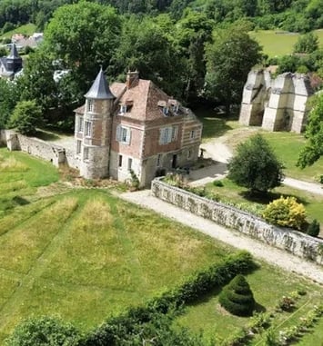 Les vestiges médiévaux du "chastel" de Béhéricourt