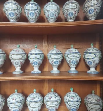 Visite : La pharmacie Condé à Chantilly et les mystères de la médecine d'autrefois