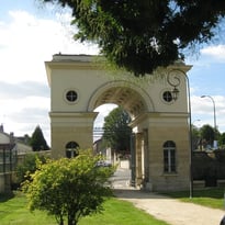 La porte Richard-Lenoir à Chantilly, vestige d'un empire manufacturier disparu