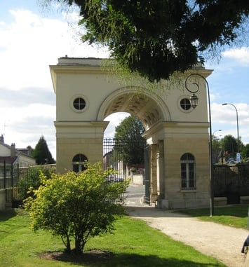 La porte Richard-Lenoir à Chantilly, vestige d'un empire manufacturier disparu