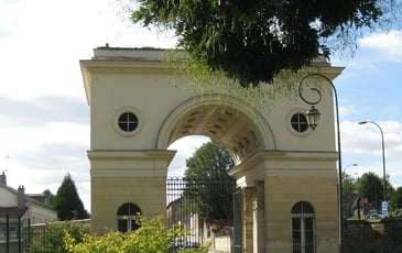 La porte Richard-Lenoir à Chantilly, vestige d'un empire manufacturier disparu