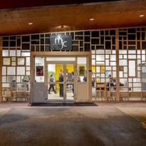 Ateliers de mise en couleur de la façade est à pans de verre et exposition : Histoire de la mjc