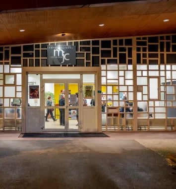 Ateliers de mise en couleur de la façade est à pans de verre et exposition : Histoire de la mjc