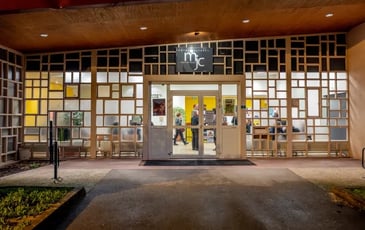 Ateliers de mise en couleur de la façade est à pans de verre et exposition : Histoire de la mjc